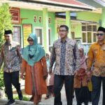 dua siswa sdn 28 payakumbuh dapat sepatu gratis dari sekda rida ananda