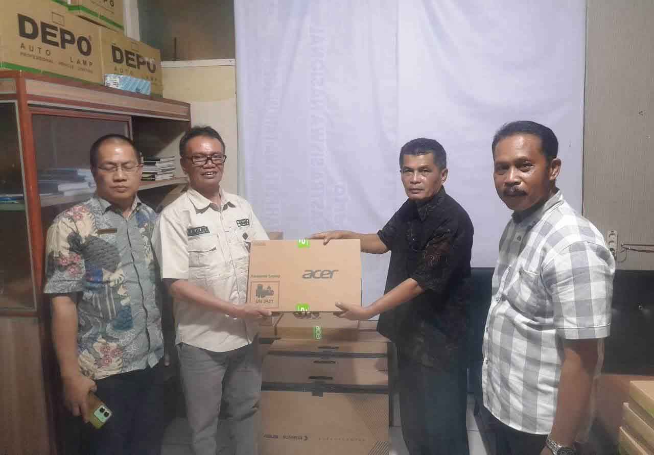 Ajisman memberikan bantukan kepada masyarakat