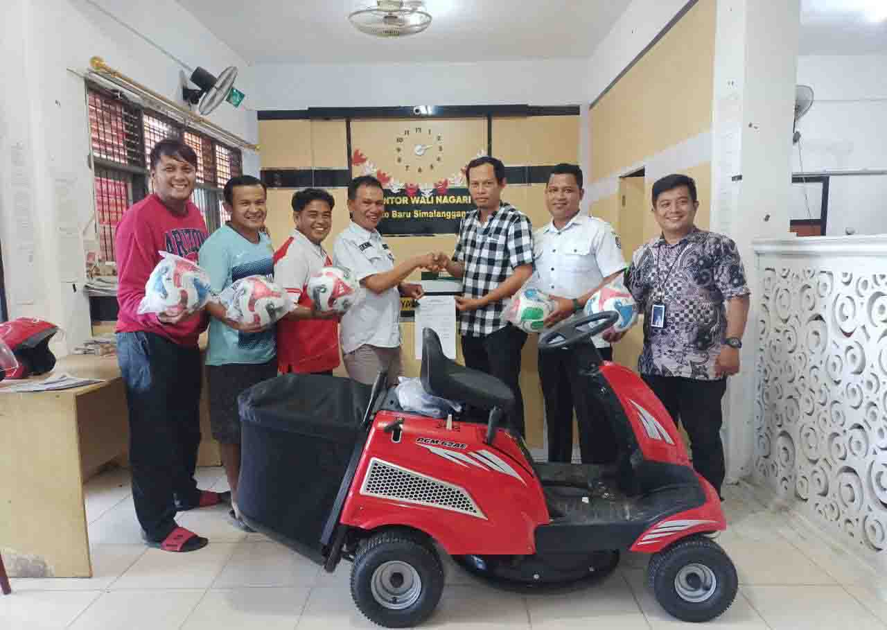 Ajisman memberikan bantukan kepada masyarakat