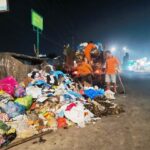 bersihkan sampah hingga tengah malam