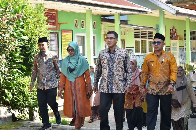 dua siswa sdn 28 payakumbuh dapat sepatu gratis dari sekda rida ananda