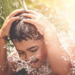 Tips Mandi Subuh untuk Menjaga Kesehatan, Kulit, dan Pola Tidur Optimal