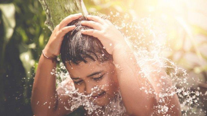 Tips Mandi Subuh untuk Menjaga Kesehatan, Kulit, dan Pola Tidur Optimal
